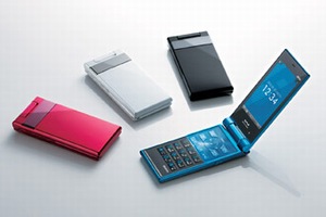 ウィルコムは1日、21日発売の折りたたみケータイ「WX09K」（京セラ株式会社製）の予約受付を開始すると発表した。