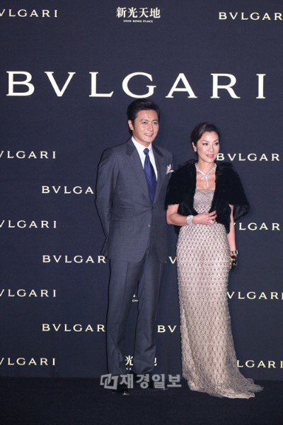 ブルガリ（BVLGARI）がチャン・ドンゴンとミシェル・ヨーを招待し、北京の新たなランドマークとなったセルペンティ（Serpenti）の点灯式を行った。