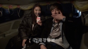 3日放送のJTBC『神話放送』で、神話(シンファ)のイ・ミヌがSISTAR(シスター)のボラにプロポーズした。先週に続き、“もっと愛してスタジオ”で誕生した神話&SISTAR夫婦は、本格的な新婚料理対決を繰り広げた。 3日放送のJTBC『神話放送』で、神話(シンファ)のイ・ミヌがSISTAR(シスター)のボラにプロポーズした。先週に続き、“もっと愛してスタジオ”で誕生した神話&SISTAR夫婦は、本格的な新婚料理対決を繰り広げた。