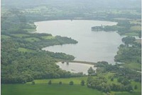 住友商事は5日、欧州住友商事と共同で、英国の水事業会社Sutton & East Surrey Water 社（SESW）の持株会社であるEast Surrey Holdingsの全株式を取得したと発表した。写真は同社が公開したSESWの供給エリアを示す図と、設備、貯水池の写真。