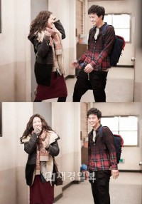 キム・ジフンの顔をカイロで温めてやるパク・シネの優しい姿が視線を引いている