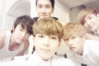 SUPER JUNIORのリョウクが軍入隊中のイトゥクと一緒に写った過去の写真を公開した。写真＝リョウクのツイッターより