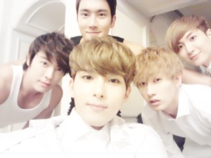 SUPER JUNIORのリョウクが軍入隊中のイトゥクと一緒に写った過去の写真を公開した。写真=リョウクのツイッターより SUPER JUNIORのリョウクが軍入隊中のイトゥクと一緒に写った過去の写真を公開した。写真=リョウクのツイッターより