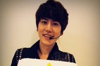 2月3日に誕生日を迎えたSUPER JUNIORキュヒョンが特大ケーキを手にした写真を公開した。写真＝キュヒョンのツイッターより