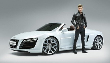 Audi Koreaに広報大使として任命されたSUPER JUNIORチェ・シウォンが、アウディの高級車の前でポーズを決める写真を公開した。写真＝チェ・シウォンのツイッターより