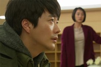 愛する我が子を失った親の涙とはどれほどものなのか。俳優クォン・サンウが「これこそが娘を失った父親の涙だ」と思わせる最高の涙の演技を見せた。