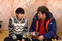 SUPER JUNIORのシンドンとINFINITEのソンギュが、怪しい同居生活（？）をスタートさせる。