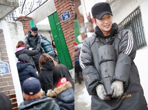 俳優イ・ジュンギが、“愛の練炭配達人”に変身した。