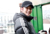 俳優イ・ジュンギが、“愛の練炭配達人”に変身した。