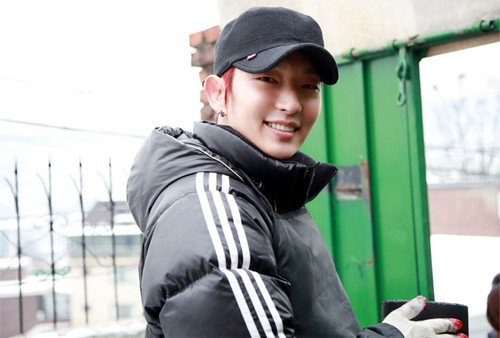 俳優イ・ジュンギが、“愛の練炭配達人”に変身した。