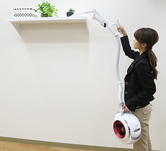 コードレスサイクロン掃除機の利用例（写真：シャープ）