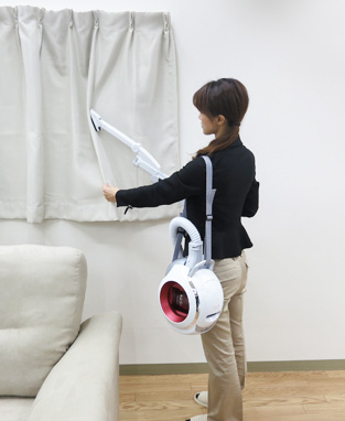 コードレスサイクロン掃除機の利用例(写真:シャープ) コードレスサイクロン掃除機の利用例(写真:シャープ)