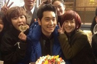 11日、MBC水木ドラマ『7級公務員』の撮影現場で、2PMチャンソンの誕生日パーティーが開かれた。