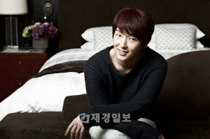 最近、日本でリリースしたシングルアルバム『Tonight』が発売初日にオリコンデイリーチャート2位を記録するなど勢いに乗っているイ・ジュンギが、ロッテホテル釜山の広報大使に任命された。