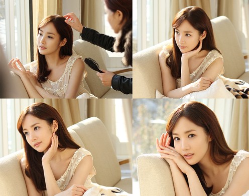 女優パク・ミニョンが、化粧品広告の撮影現場で撮られたオフショットで、目の覚めるような清純な美貌と明るい微笑を披露して話題を呼んでいる。