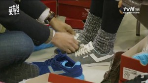 『隣のイケメン』で、ユン・シユンのスニーカープレゼントが注目を集めた。写真＝『隣のイケメン』放送のキャプチャ