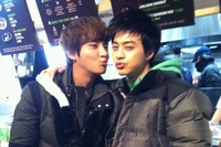 tvNドラマ『隣のイケメン』のユン・シユンとキム・ジフンが、恋人同士のようなツーショット写真を公開し話題だ。