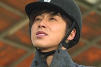 最近視聴率の上昇で嬉しい悲鳴をあげているSBS『夜王』の東方神起チョン・ユンホと、MBC『7級公務員』のチュウォンが、同じジャケットを着用して話題になっている。写真＝SBS「夜王」、MBC「7級公務員」