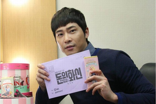 SBS週末特別企画『金の化身』主人公の悪徳検事イ・チャドン役で、ブラウン管で活躍中の俳優カン・ジファンが、今回は“バレンタインの化身”となった。写真＝フィルムマーケティング　ポップコーン