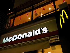 デフレの勝ち組とされていたマクドナルドも、順調に拡大路線を展開してきたその勢いを失速させている。