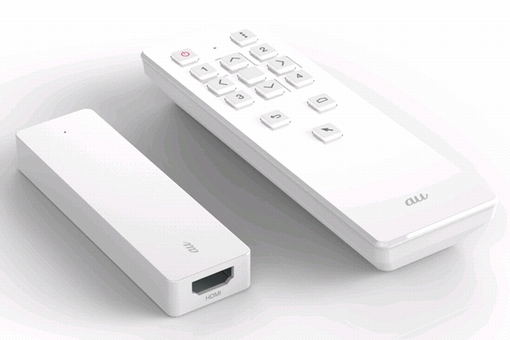 「Smart TV Stick」の機器本体及びリモコン外観（画像：KDDI）