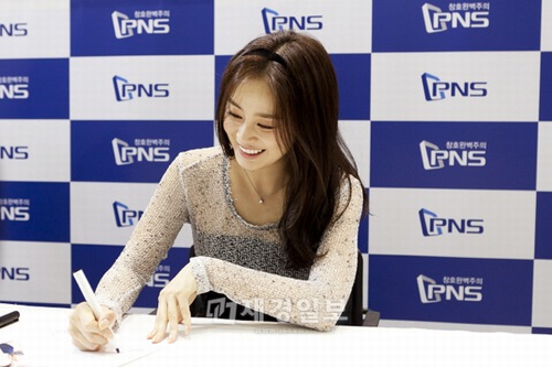 窓戸専門企業PNSのイメージキャラクターを務めるキム・テヒが、サイン会を開催した。