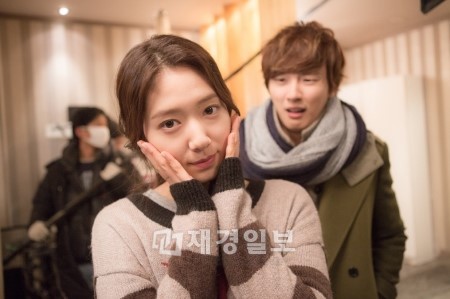 ドラマ『隣のイケメン』でキュートなカップル演技を披露し、視聴者の恋愛細胞を刺激しているユン・シユン＆パク・シネが、撮影現場のビハインドカットを公開し、視線を集中させている。