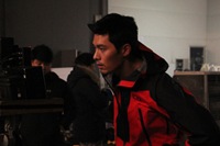 海兵隊の服務を終えて帰って来た俳優ヒョンビンの、アウトドアブランドのグラビア撮影現場の写真が公開された。