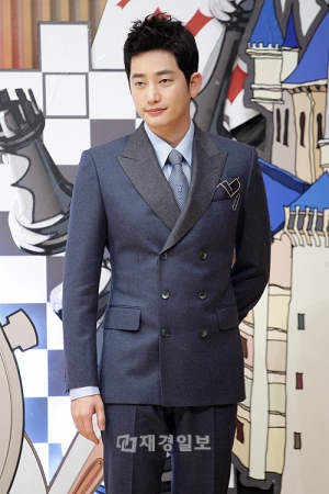 強姦容疑で提訴された韓国男性俳優パク・シフが公式立場を明らかにしたことに対し、元所属事務所側は、「勝手な憶測や拡大解釈を慎むようお願いしたい」と伝えた。 強姦容疑で提訴された韓国男性俳優パク・シフが公式立場を明らかにしたことに対し、元所属事務所側は、「勝手な憶測や拡大解釈を慎むようお願いしたい」と伝えた。