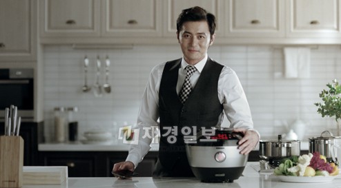 19日、LiHOMのプレミアムキッチン家電ブランド「CUUCHEN」が、チャン・ドンゴンの新CMを披露した。