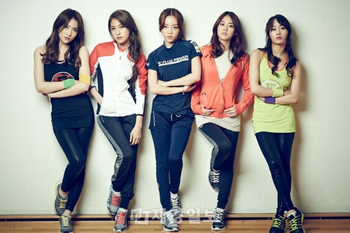 グローバルプレミアムスポーツブランドK-SWISSが、2013年春夏シーズンのモデルにKARAを起用し、“2013年春夏K-SWISSグラビア”を公開した。