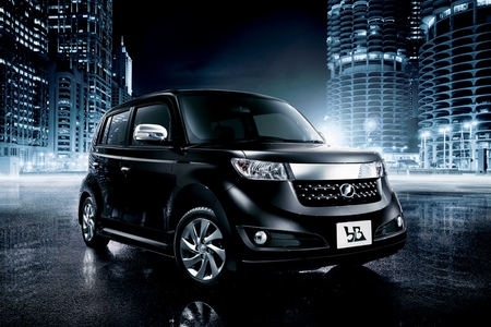 bB 1.5Z“煌-G”2WD (ブラックマイカメタリック)(画像:トヨタ自動車) bB 1.5Z“煌-G”2WD (ブラックマイカメタリック)(画像:トヨタ自動車)