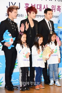 JYJ、広報大使の就任式に出席 2014仁川アジア競技大会 JYJ、広報大使の就任式に出席 2014仁川アジア競技大会