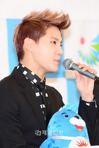 JYJ、広報大使の就任式に出席 2014仁川アジア競技大会 JYJ、広報大使の就任式に出席 2014仁川アジア競技大会