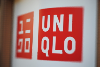 ファーストリテイリング＜９９８３＞（東１）は２２日の後場、徐々に値を戻して堅調転換。前場の安値安２万４５１０円（４００円安）に対し・・・。