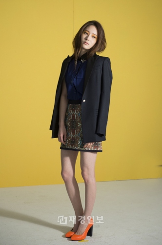 12日、あるオンラインコミュニティーに、「クリスタル、輝くグラビアの無修正写真」というタイトルの写真が掲載され、話題を集めている。