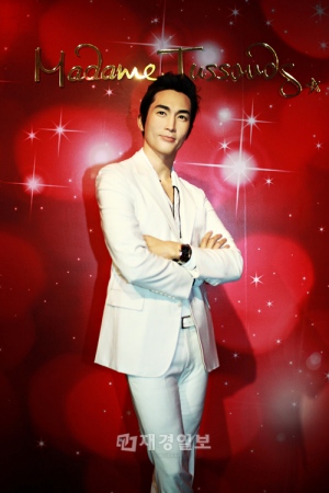 世界的な蝋人形展示館であるマダム・タッソーに、ソン・スンホンの蝋人形が登場する。 世界的な蝋人形展示館であるマダム・タッソーに、ソン・スンホンの蝋人形が登場する。