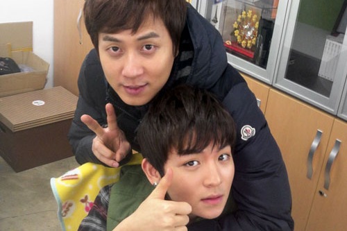 TEENTOPのリッキーと神話（SHINHWA）のアンディのツーショット写真が話題だ。写真＝TEENTOP公式ツイッターより
