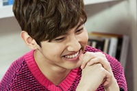 「月光プリンス」レギュラーの中で最高の男らしさを誇るチェガン・チャンミン（東方神起）と、自他ともに認める癒やし系女性タレントのハン・ソナがアイドルの青少年期を赤裸々に暴露して注目を集めている。