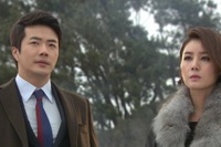 連日視聴率が上昇中のドラマ「夜王」に出演しているクォン・サンウと、「その冬、風が吹く」のチョ・インソンが、それぞれ別の理由で詐欺を働くはめになった崖っぷちの男を熱演している。