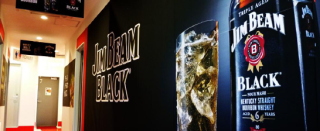 アドアーズ＜４７１２＞（ＪＱＳ）は２８日、３月３１日（日）（予定）までの１ヵ月間、秋葉原のランドマークアミューズメント施設「カラオケアドアーズ秋葉原店」のワンフロアを、バーボン界最大手ブランドの『ジムビーム』がジャックすると発表。