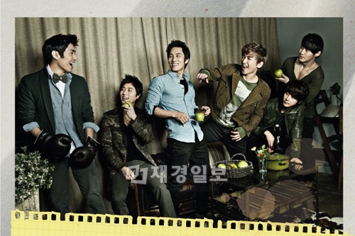 アイドルグループの神話がデビュー後の15年間を振り返る「神話15周年記念写真展」を開く。写真=神話カンパニー