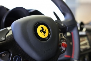 フェラーリが2月28日、衝撃的な発表を行なった。フェラーリも遂に、限定生産ながらハイブリッド車を市販するというのだ。 フェラーリが2月28日、衝撃的な発表を行なった。フェラーリも遂に、限定生産ながらハイブリッド車を市販するというのだ。
