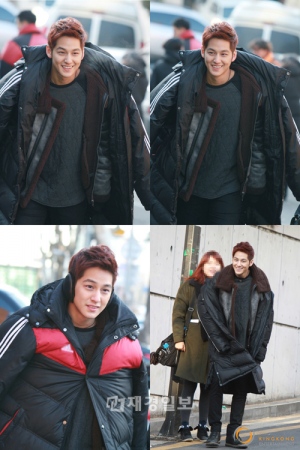 俳優キム・ボムが、ドラマ『その冬、風が吹く』の撮影現場で寒さをしのぐ姿を公開した。