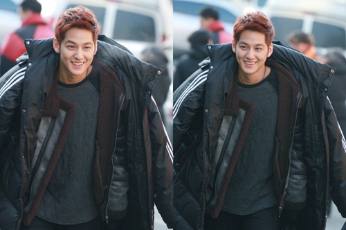 俳優キム・ボムが、ドラマ『その冬、風が吹く』の撮影現場で寒さをしのぐ姿を公開した。