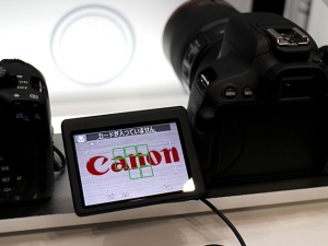 キヤノンの一部のレンズに搭載されている最新の手ぶれ補正機能「ハイブリッドIS」は、通常の手ブレ補正に加え、シフトブレも補正し、 シャッター速度換算で約4段分の補正効果があるという。(CP+2013キヤノンブースにて撮影) キヤノンの一部のレンズに搭載されている最新の手ぶれ補正機能「ハイブリッドIS」は、通常の手ブレ補正に加え、シフトブレも補正し、 シャッター速度換算で約4段分の補正効果があるという。(CP+2013キヤノンブースにて撮影)