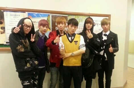 TEENTOPのリッキー(Ricky)が制服姿の写真を公開し、話題となっている。写真=TEENTOP公式ツイッター