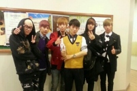 TEENTOPのリッキー(Ricky)が制服姿の写真を公開し、話題となっている。写真=TEENTOP公式ツイッター