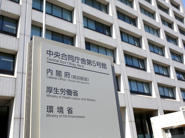 内閣府の意識調査では、「夫は外で働き、妻は家庭を守るべきである」と考える20代男性が55.7%に達した。