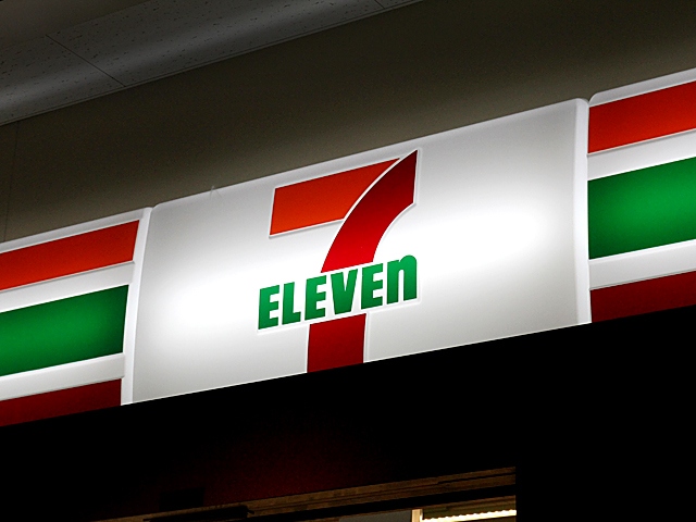 セブン-イレブンが四国で初出店。2013年3月1日に香川県で8店舗、徳島県に6店舗を開店させた。